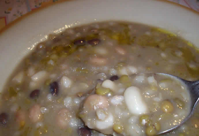 Zuppa vegana con legumi e cereali